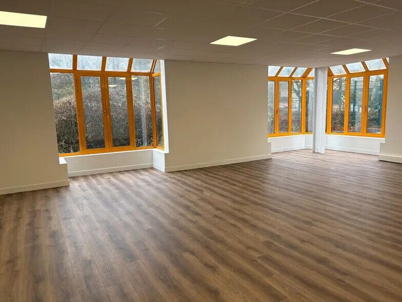 Office in Croissy-Beaubourg for lease - Interior Photo - Image 3 of 9