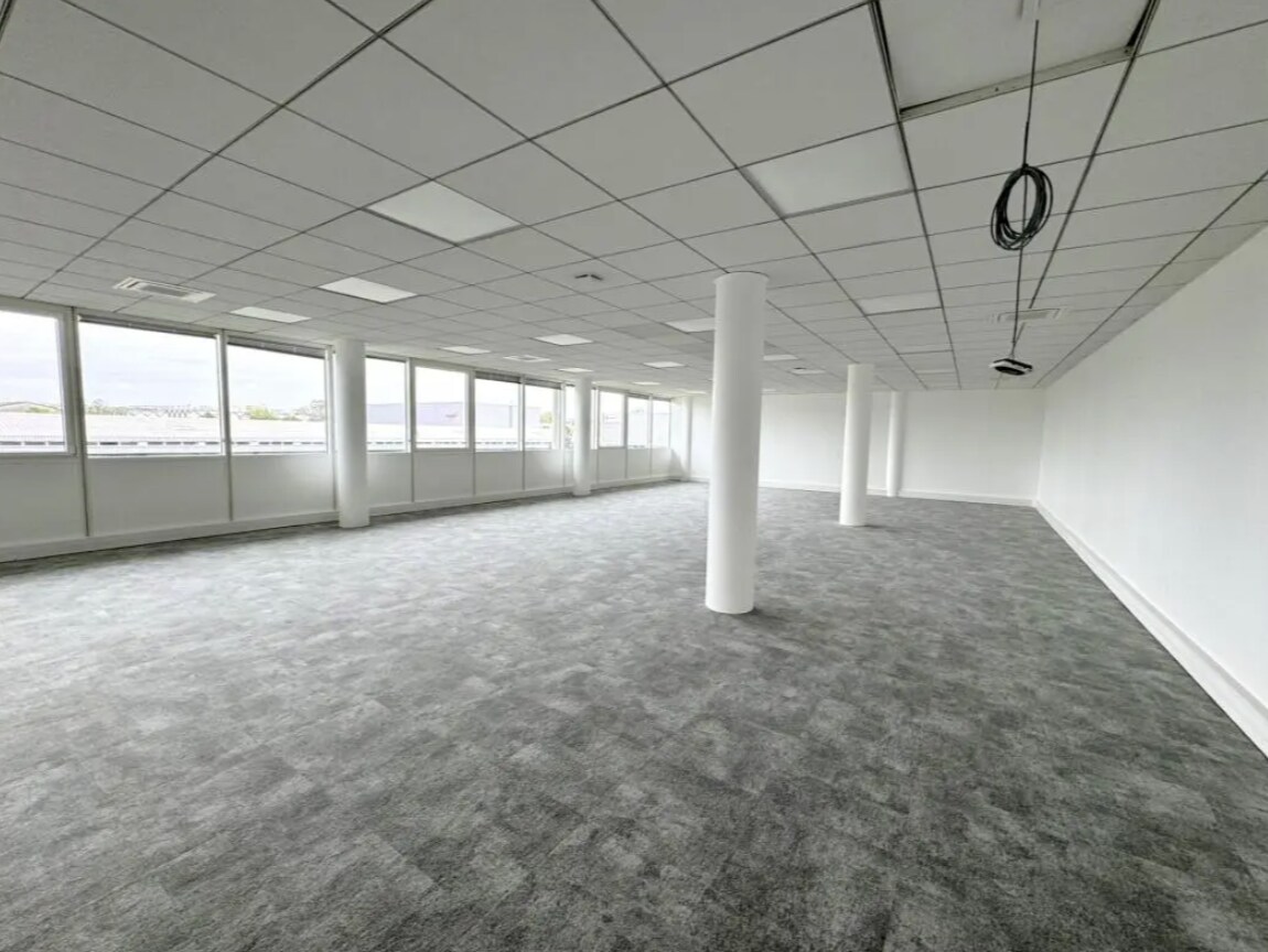 Office in Argenteuil for lease Interior Photo- Image 1 of 17