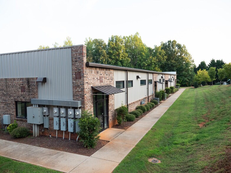 2210 Leah Dr, Hillsborough, NC à louer - Photo du bâtiment - Image 2 de 8