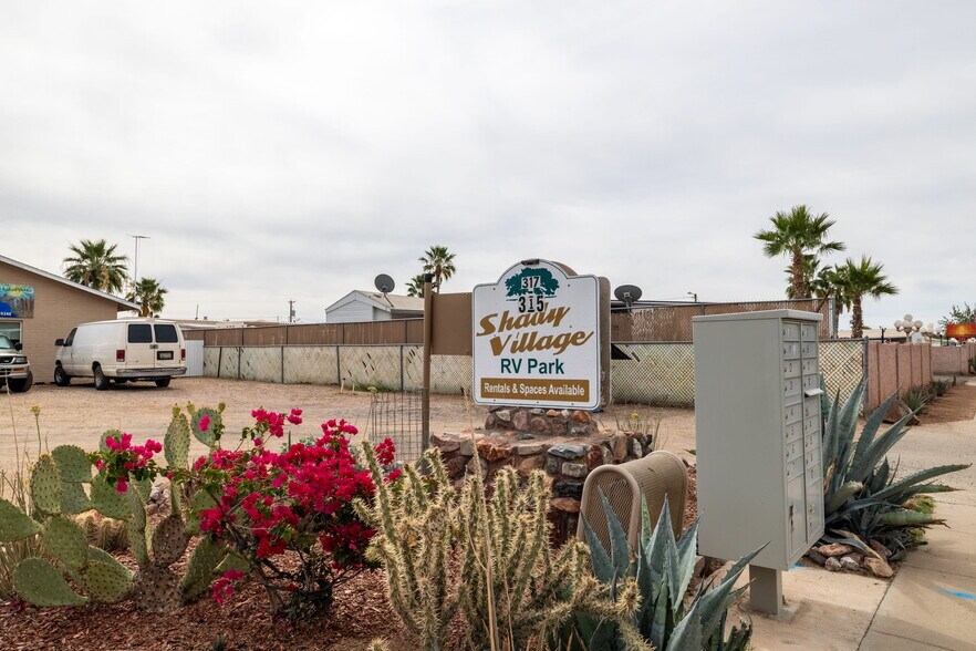 325 N Saguaro Dr, Apache Junction, AZ à vendre - Photo du bâtiment - Image 2 de 8