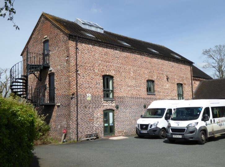 Teddesley Rd, Penkridge à louer - Photo du bâtiment - Image 1 de 3