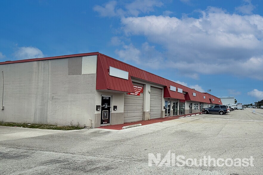 3700-3758 SE Dixie Hwy, Stuart, FL à louer - Photo du bâtiment - Image 1 de 6