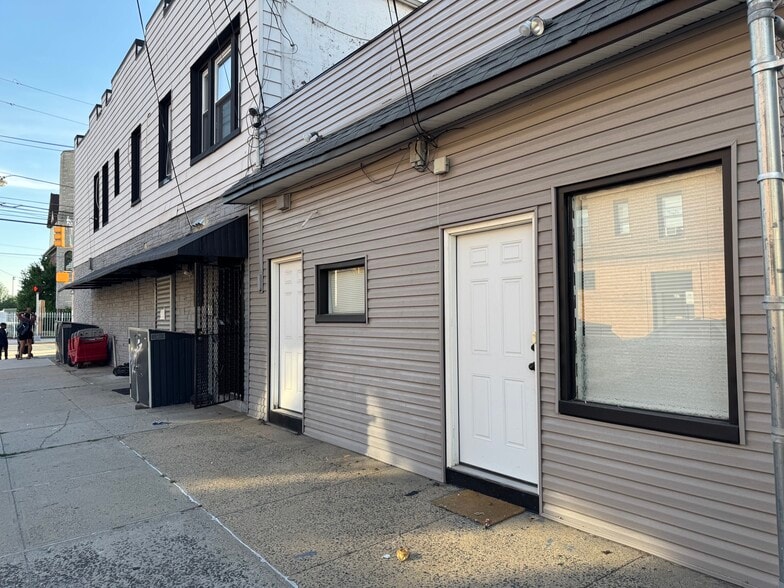 194 Woodward St, Jersey City, NJ à louer - Photo du bâtiment - Image 1 de 14