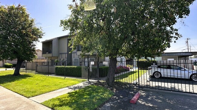 More details for 610 E Pine St, Lodi, CA - Multifamily for Sale