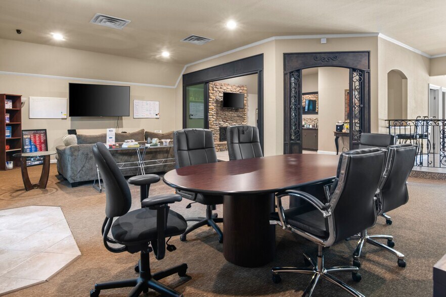 108 E Hill St, Keller, TX à vendre - Photo du bâtiment - Image 3 de 7