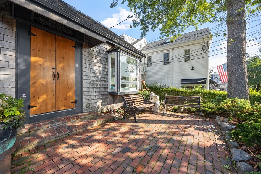 182 Commercial St, Provincetown, MA à vendre - Photo du bâtiment - Image 2 de 27