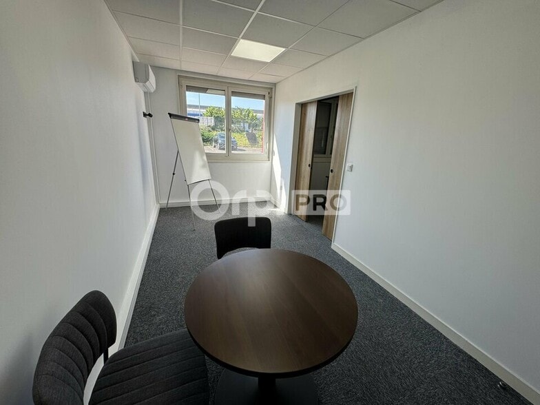 13 Avenue Barthélémy Thimonnier, Caluire-et-Cuire for lease - Interior Photo - Image 2 of 4