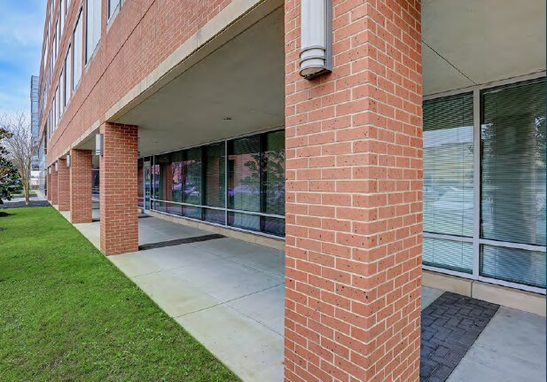 18050 Saturn Ln, Houston, TX à louer - Photo du bâtiment - Image 2 de 8