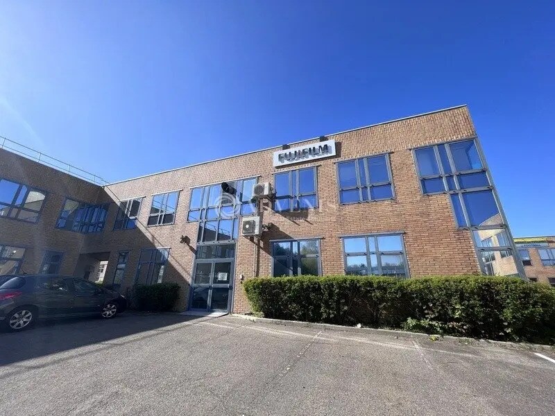 Local d'activités dans Montigny-le-Bretonneux à vendre Photo du bâtiment- Image 1 de 6
