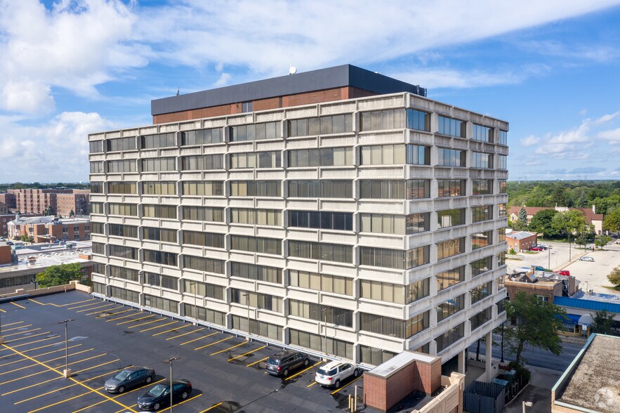 701 Lee St, Des Plaines, IL à louer - Photo du bâtiment - Image 2 de 12
