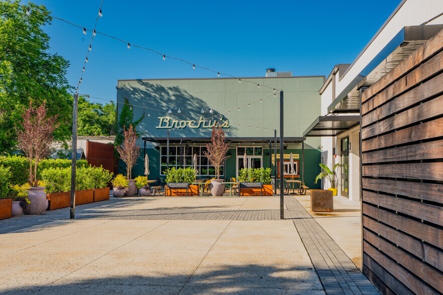 2400 Bull St, Savannah, GA à louer - Photo du bâtiment - Image 3 de 10