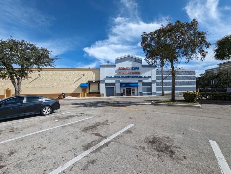 20711 S Dixie Hwy, Miami, FL à louer - Photo du bâtiment - Image 2 de 12