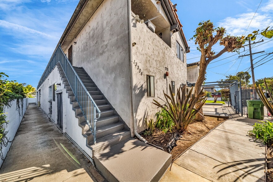 13304-13308 Roselle Ave, Hawthorne, CA for sale - Building Photo - Image 3 of 9