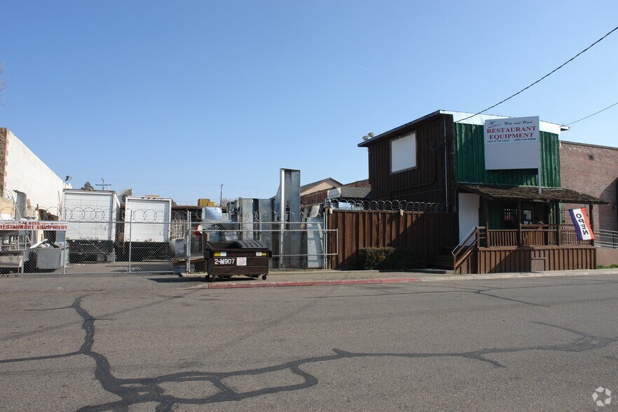 400 N Johnson St, Visalia, CA à vendre - Photo du bâtiment - Image 3 de 5