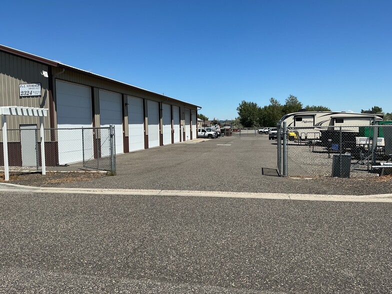 2324 Henderson Loop, Richland, WA à louer - Photo du bâtiment - Image 2 de 6