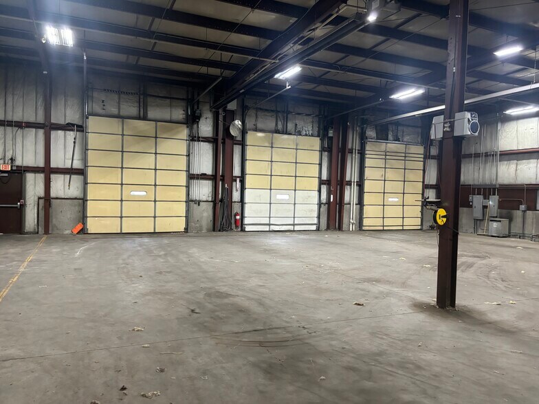 55 Industrial Rd, Cumberland, RI à louer - Photo du bâtiment - Image 2 de 11