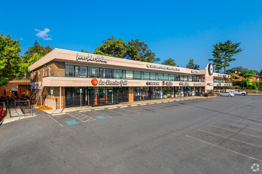 1043-1099 Rockville Pike, Rockville, MD à louer - Photo du bâtiment - Image 2 de 6