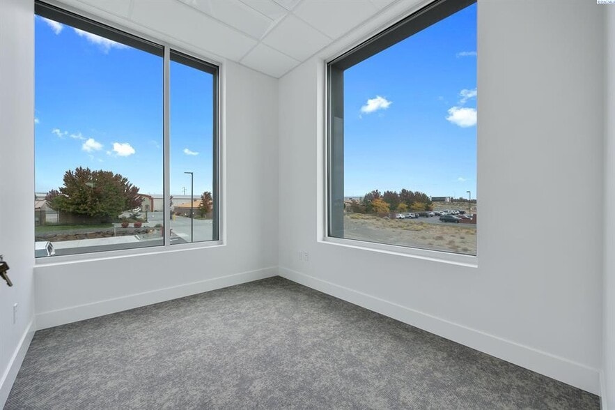 9425 Sandifur Pky, Pasco, WA for lease - Interior Photo - Image 3 of 9