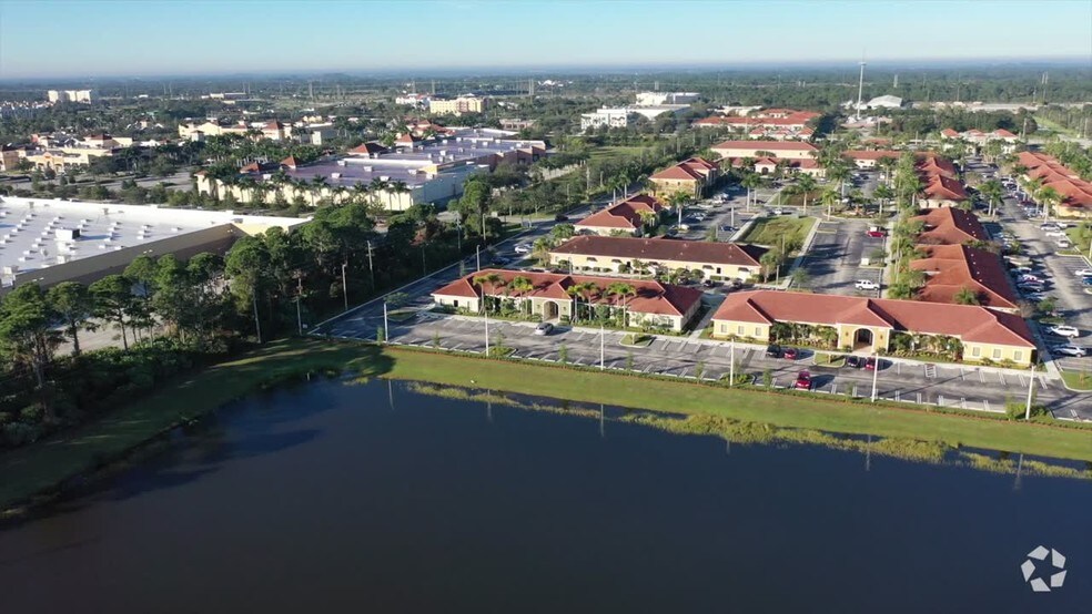 573 NW Lake Whitney Pl, Port Saint Lucie, FL à vendre - Vidéo réalisée avec un drone - Image 2 de 11