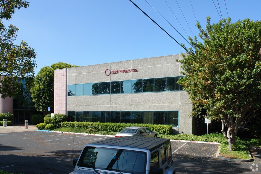 6645 Nancy Ridge Dr, San Diego, CA à louer - Photo du bâtiment - Image 3 de 4