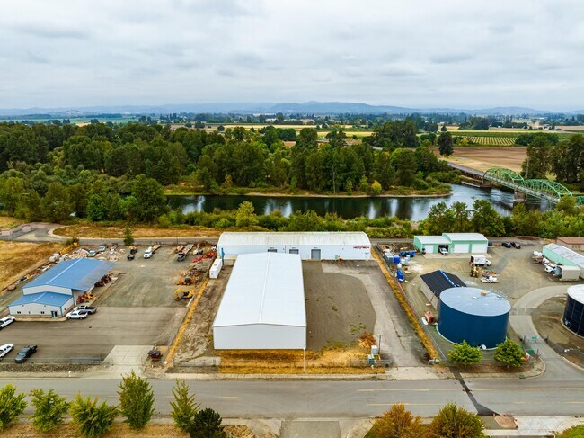 Plus de détails pour 810 S 2nd St, Harrisburg, OR - Industriel à vendre