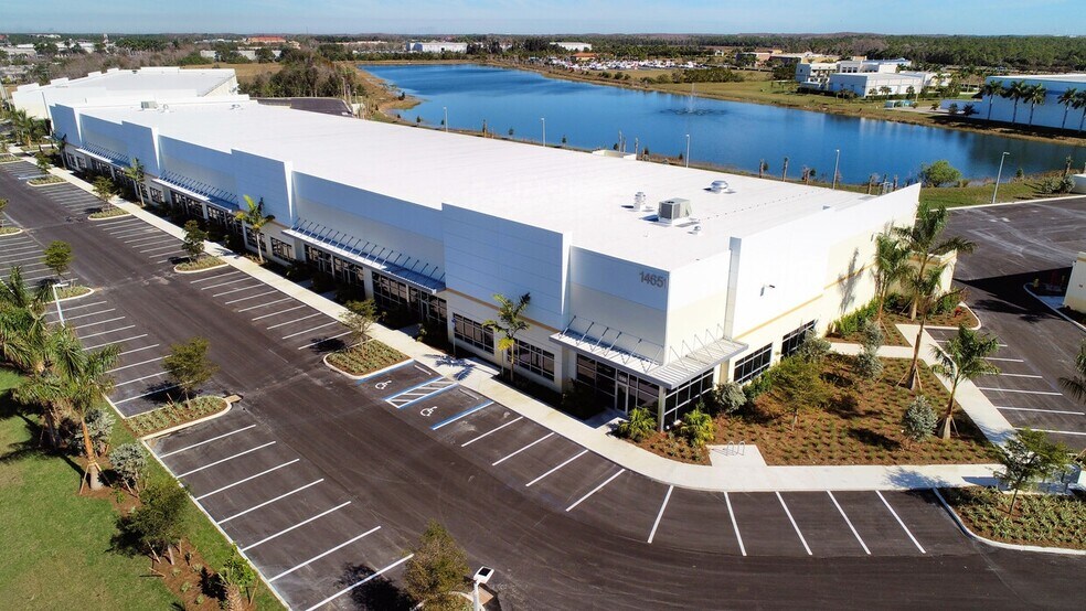 14651 Jetport Loop, Fort Myers, FL à louer - Photo du bâtiment - Image 3 de 5