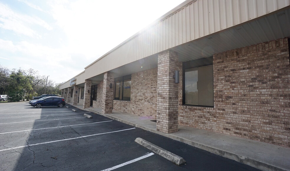 2111 Sam Bass Rd, Round Rock, TX for lease - Building Photo - Image 3 of 4