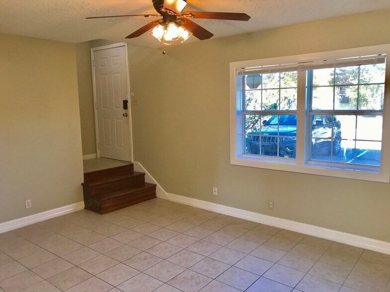 210 Austin St, Grapevine, TX à vendre - Photo intérieure - Image 2 de 10