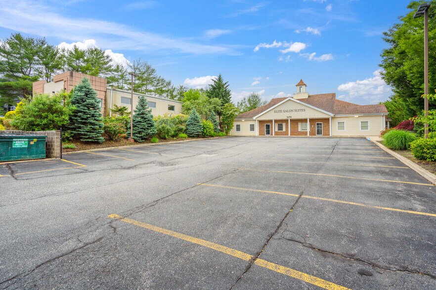 2170 Joshuas Path, Hauppauge, NY à vendre - Photo du bâtiment - Image 3 de 31