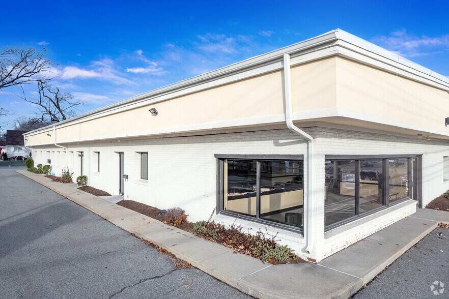 2253 Pawtucket Ave, East Providence, RI à louer - Photo du bâtiment - Image 1 de 12