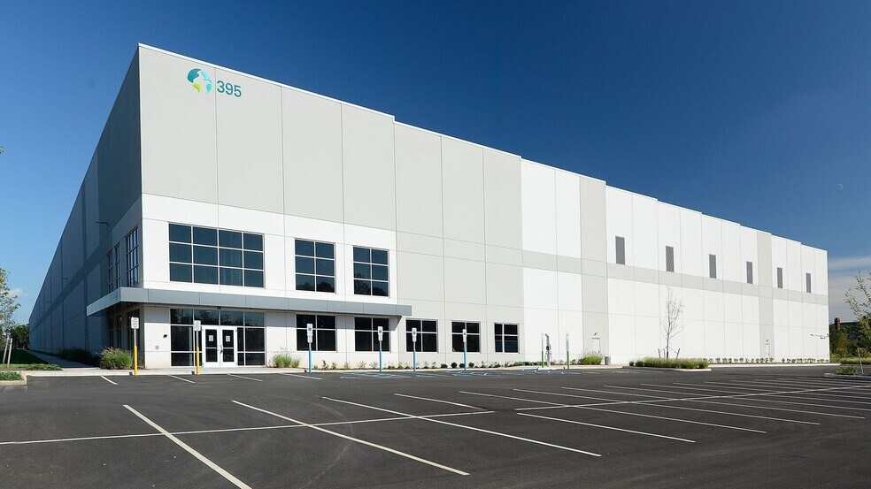 395 Elizabeth Ave, Somerset, NJ à louer - Photo principale - Image 1 de 2