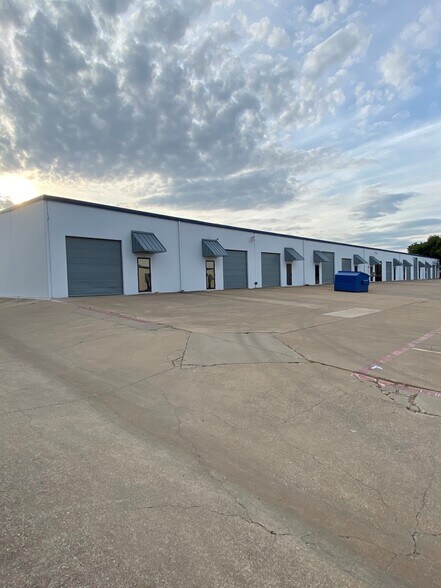 8212 Northeast Pky, North Richland Hills, TX à louer - Photo du bâtiment - Image 3 de 8