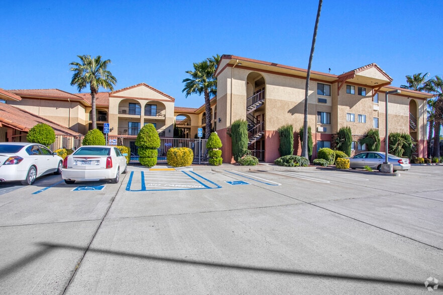 1415 E Yosemite Ave, Manteca, CA for lease - Primary Photo - Image 1 of 16