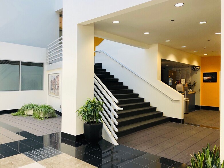 3000 C St, Anchorage, AK à louer - Hall d’entrée - Image 2 de 3