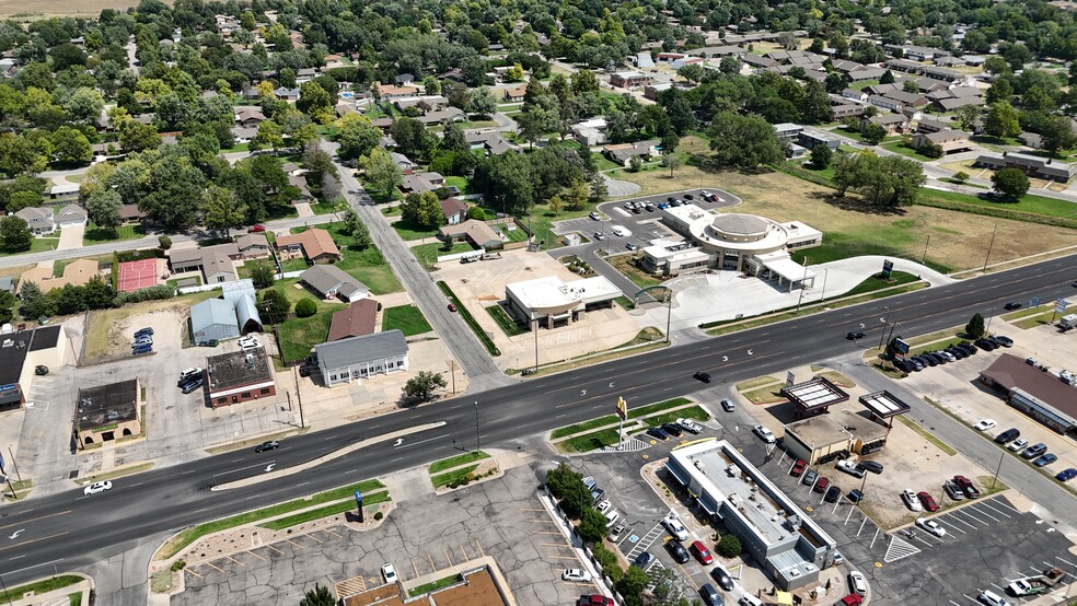 624 30th ave, Hutchinson, KS for sale - Building Photo - Image 3 of 15