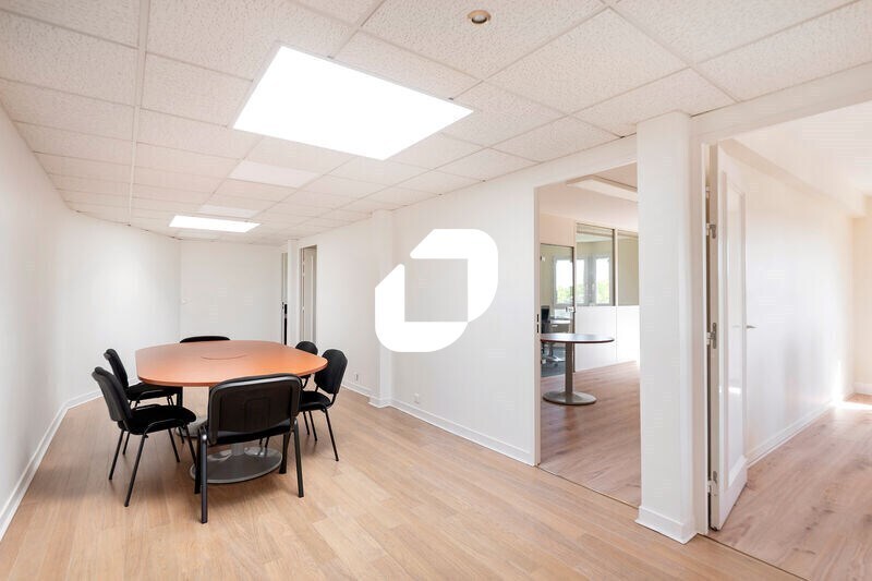 Office in Rambouillet for lease - Interior Photo - Image 2 of 15