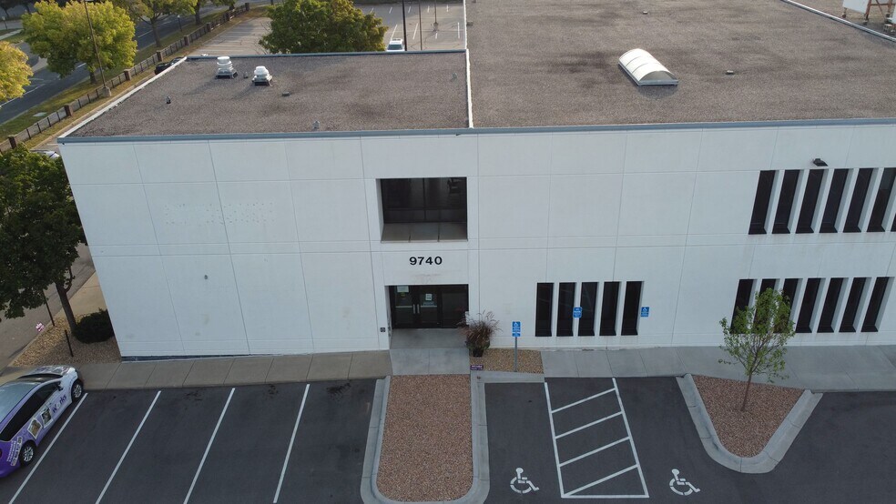 9740 Grand Ave S, Minneapolis, MN à louer - Vidéo sur l’inscription commerciale - Image 3 de 22