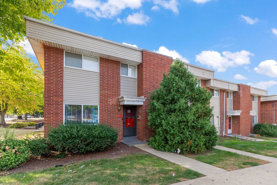 1801 W John St, Champaign, IL à vendre - Photo du bâtiment - Image 3 de 6