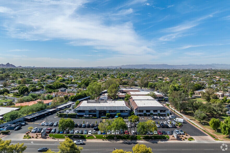 4455 E Camelback Rd, Phoenix, AZ à louer - Photo du bâtiment - Image 3 de 5