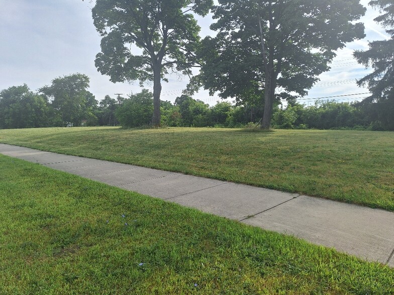 60 Martin Luther King Jr N Blvd, Pontiac, MI for sale - Building Photo - Image 2 of 8