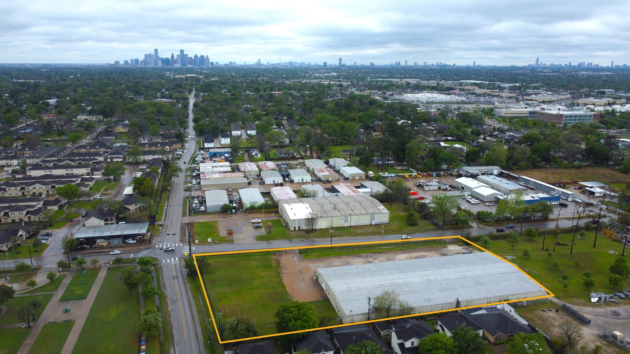 235 Berry Rd, Houston, TX for lease Primary Photo- Image 1 of 4