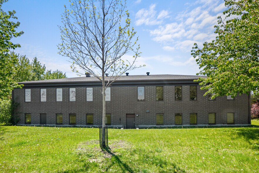 3400 Rue du Marché, Dollard-des-Ormeaux, QC à louer - Photo du bâtiment - Image 3 de 10