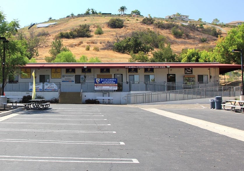 7353 Valley Circle Blvd, West Hills, CA à louer - Photo du bâtiment - Image 3 de 9