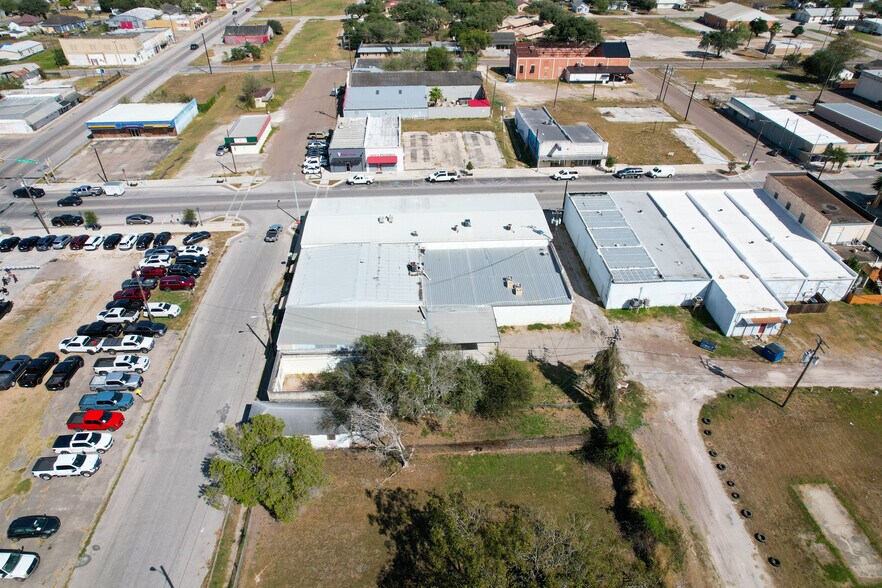 108 E San Patricio Ave, Mathis, TX à vendre - Photo du bâtiment - Image 2 de 6