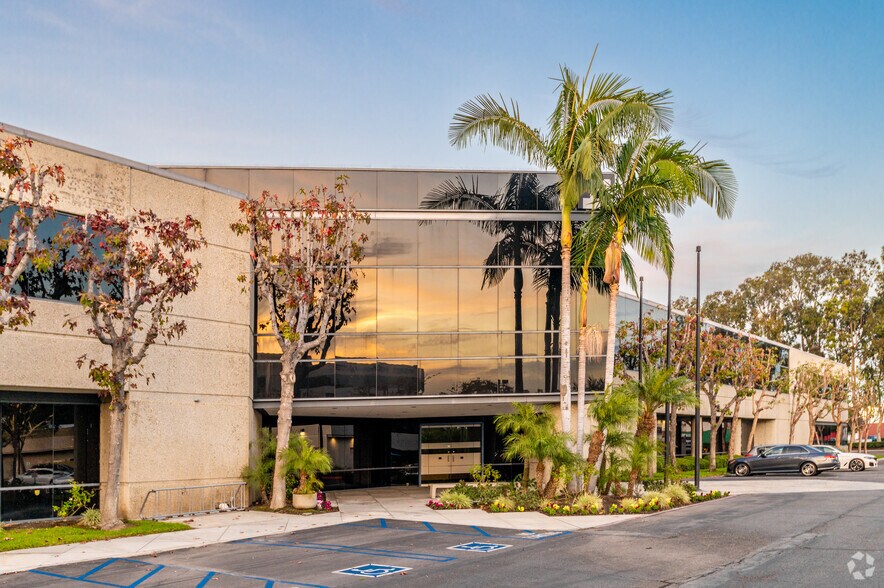 14 Centerpointe Dr, La Palma, CA à louer - Photo du bâtiment - Image 1 de 4