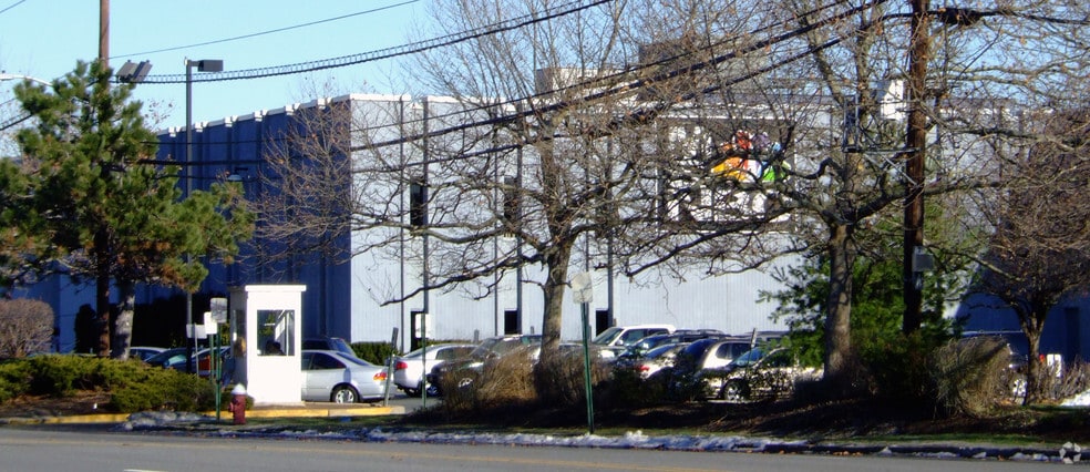 40 Hartz Way, Secaucus, NJ à louer - Photo du bâtiment - Image 2 de 4