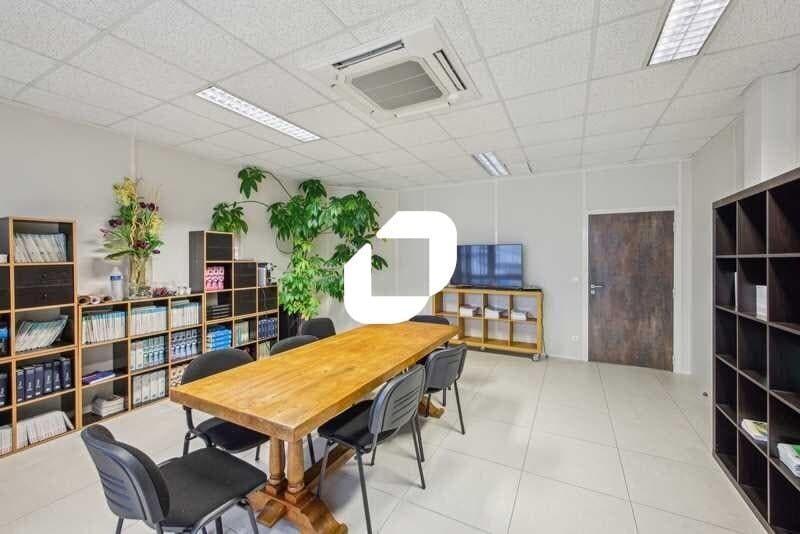 Office in Les Essarts-le-Roi for lease Interior Photo- Image 1 of 11
