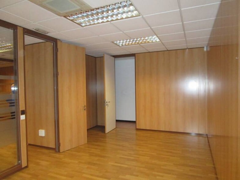 Retail in Salamanca for lease - Building Photo - Image 2 of 42