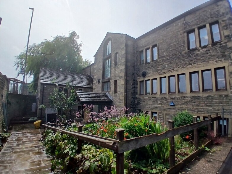 Wakefield Rd, Huddersfield for lease - Building Photo - Image 2 of 14