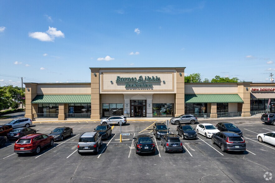 8027 Kingston Pike, Knoxville, TN à louer - Photo du bâtiment - Image 2 de 8